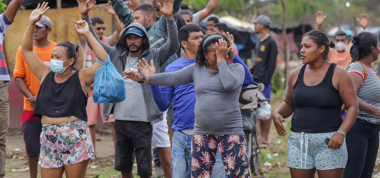 Moradores do bairro Teresina Sul protestando contra a ordem de despejo