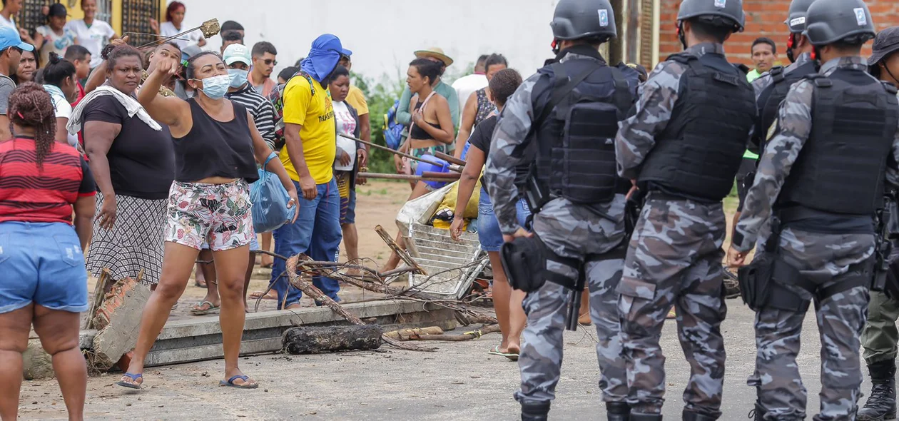 Moradores protestam contra reintegração de posse na zona sul de Teresina