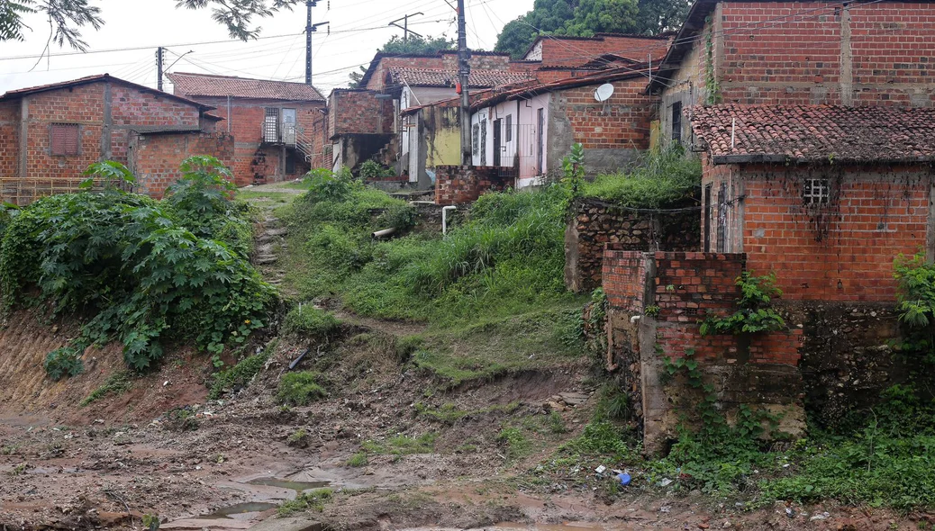 Moradores tem medo de novos deslizamentos pelas fortes chuvas