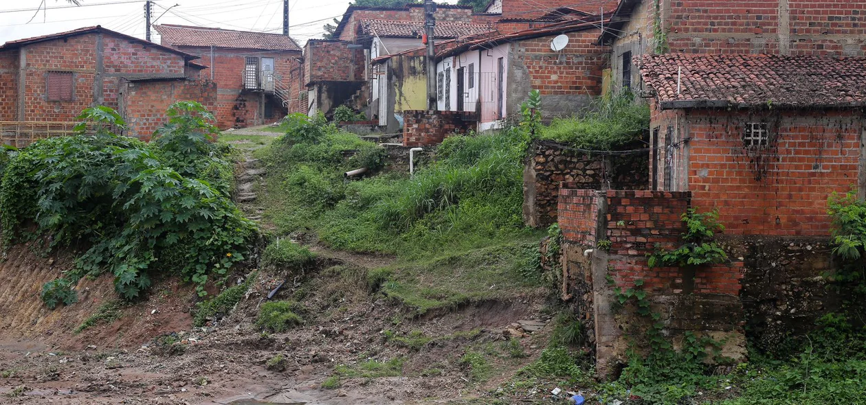 Moradores tem medo de novos deslizamentos pelas fortes chuvas