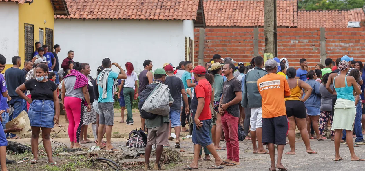 Moradores tentaram impedir entrada dos tratores