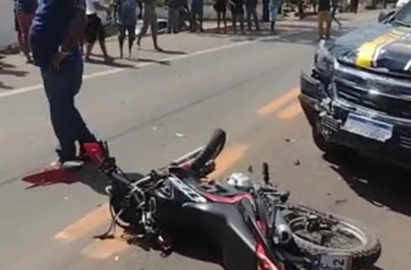 Motocicleta envolvida em acidente com viatura