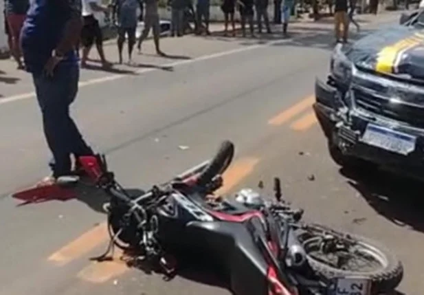 Motocicleta envolvida em acidente com viatura