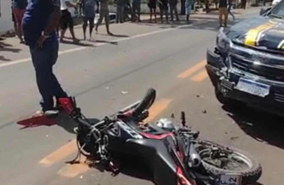 Motocicleta envolvida em acidente com viatura