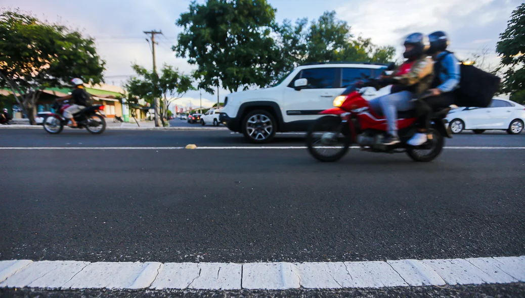 Motociclista na faixa exclusivas