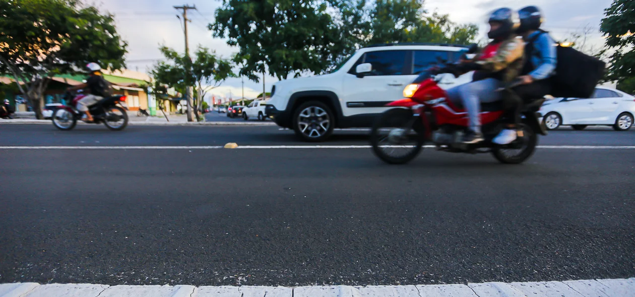 Motociclista na faixa exclusivas
