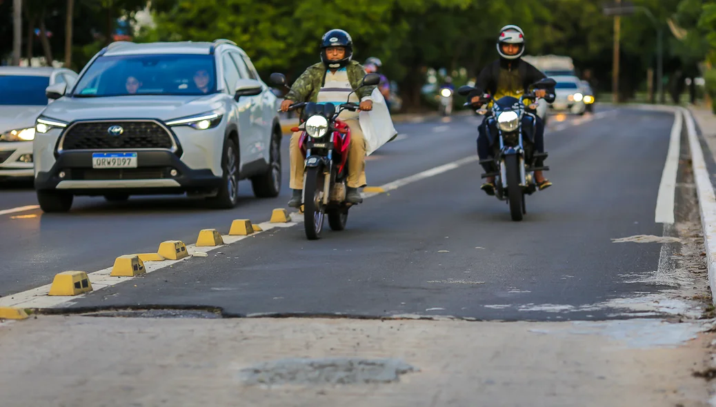 Motociclistas usando a faixa exclusiva liberada pela PRF
