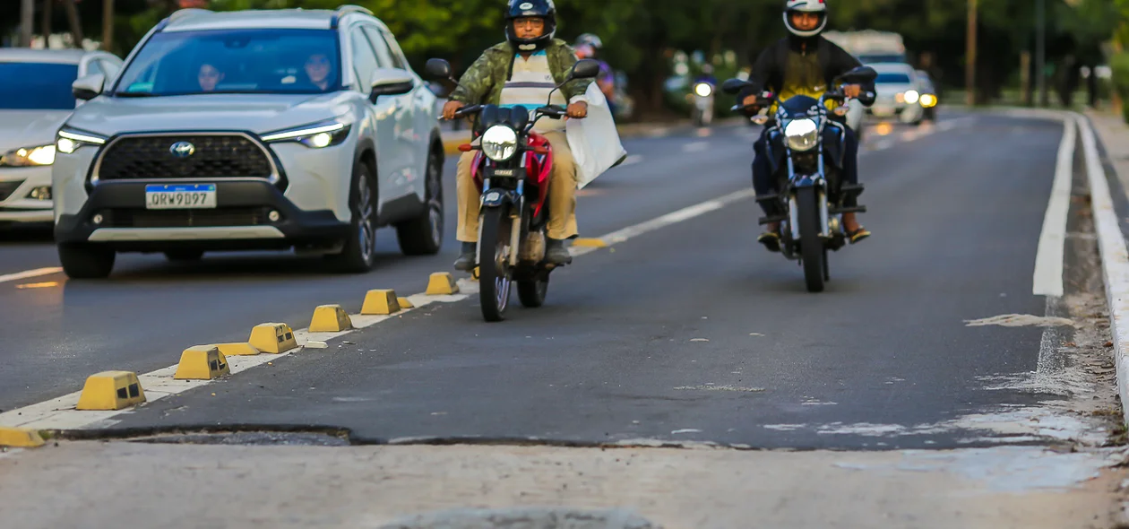 Motociclistas usando a faixa exclusiva liberada pela PRF