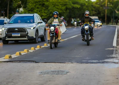 Motociclistas usando a faixa exclusiva liberada pela PRF