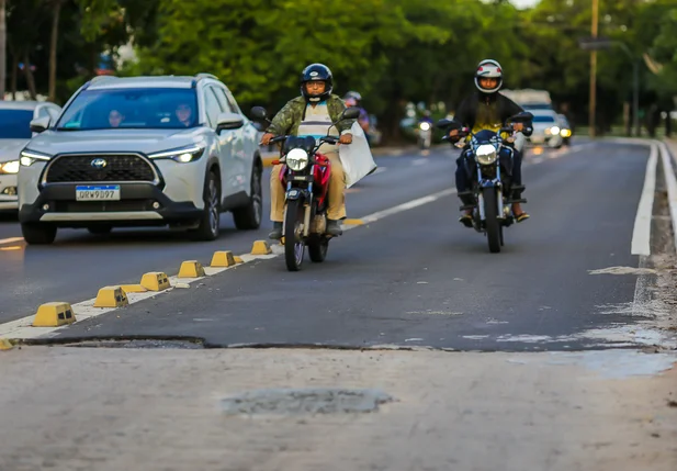 Motociclistas usando a faixa exclusiva liberada pela PRF