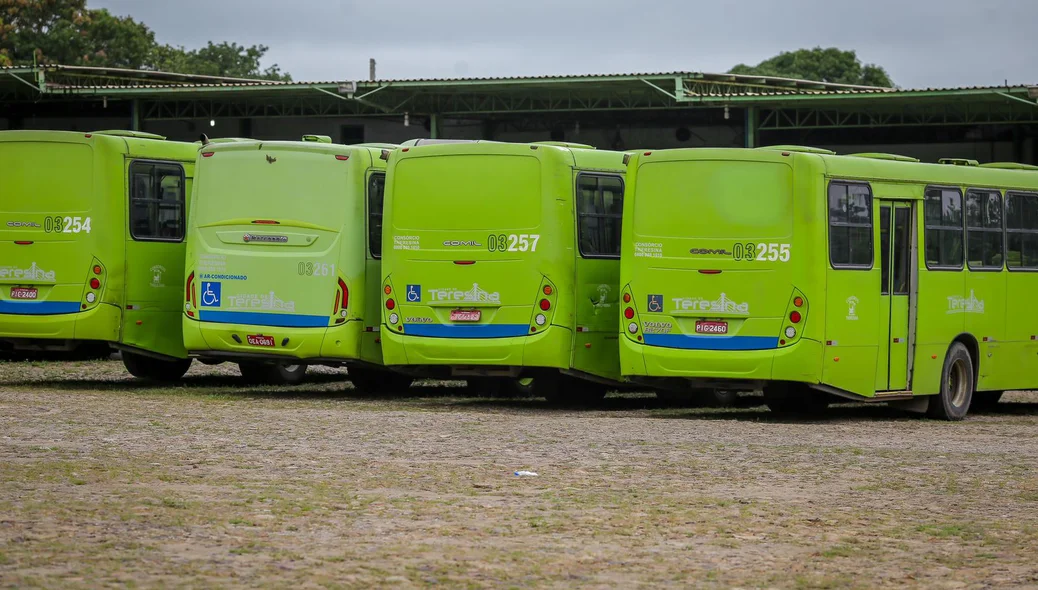 Motoristas e cobradores de ônibus param transporte público