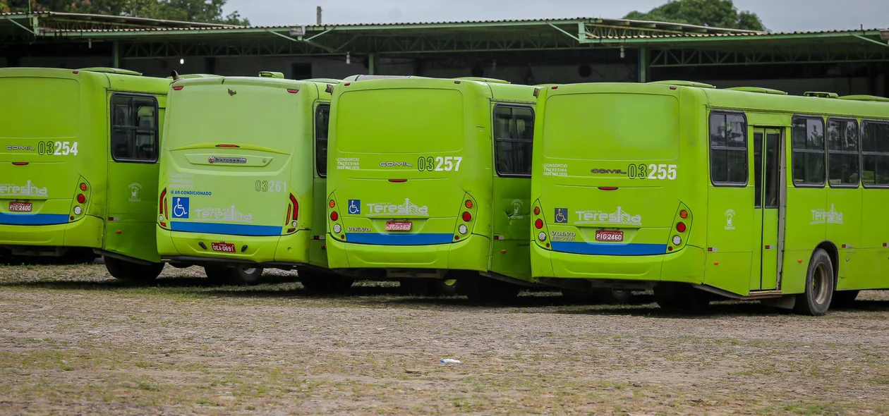 Motoristas e cobradores de ônibus param transporte público
