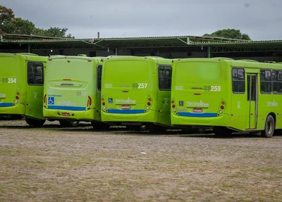 Motoristas e cobradores de ônibus param transporte público
