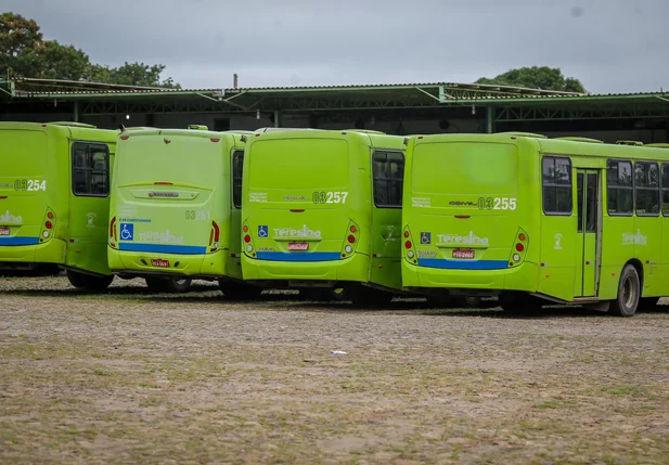 Motoristas e cobradores de ônibus param transporte público