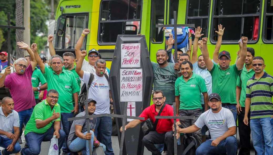 Motoristas e cobradores realizam protesto e interditam Avenida Marechal Castelo Branco