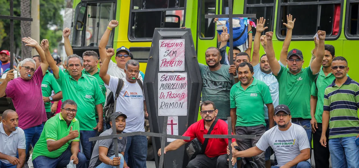 Motoristas e cobradores realizam protesto e interditam Avenida Marechal Castelo Branco