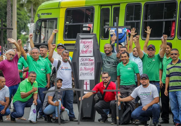 Motoristas e cobradores realizam protesto e interditam Avenida Marechal Castelo Branco