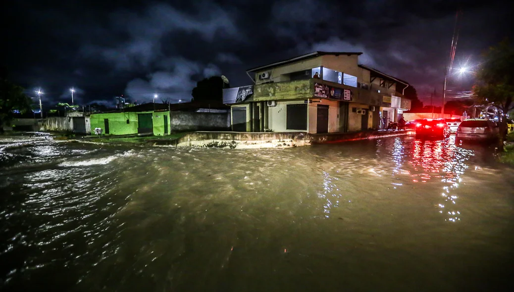 Muita água no cruzamento da Avenida River e Rua Prof. Darcy Araújo
