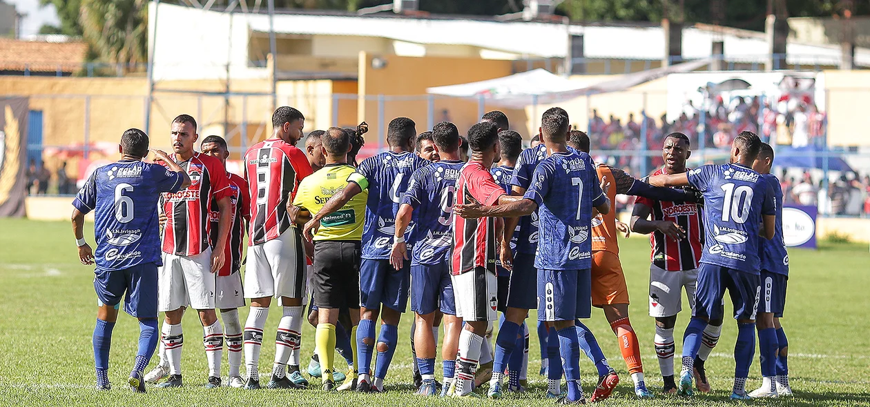 Muita confusão no inicio da partida