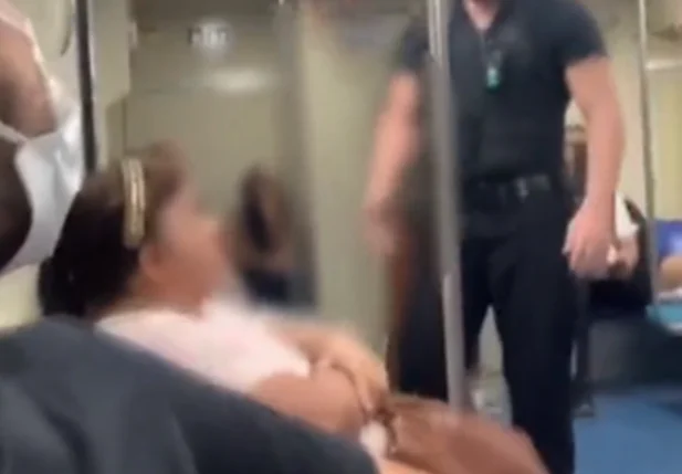 Mulher é retirada de metrô em São Paulo após ataque homofóbico