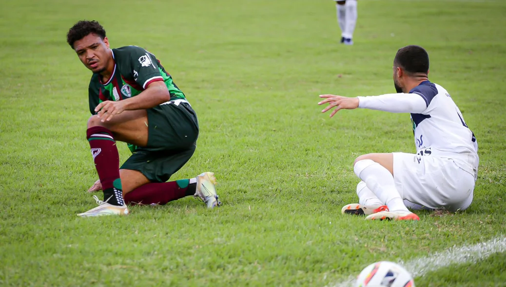 Nathan, atacante do Fluminense-PI, cometendo falta no jogador do Altos