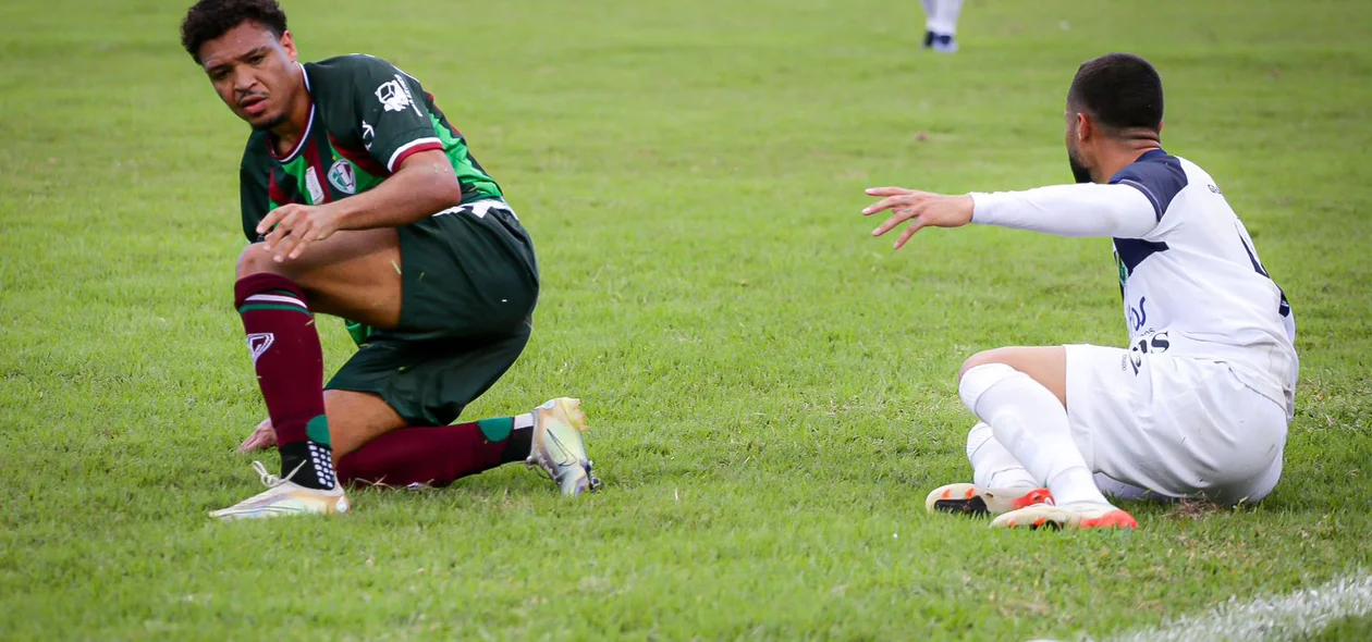 Nathan, atacante do Fluminense-PI, cometendo falta no jogador do Altos