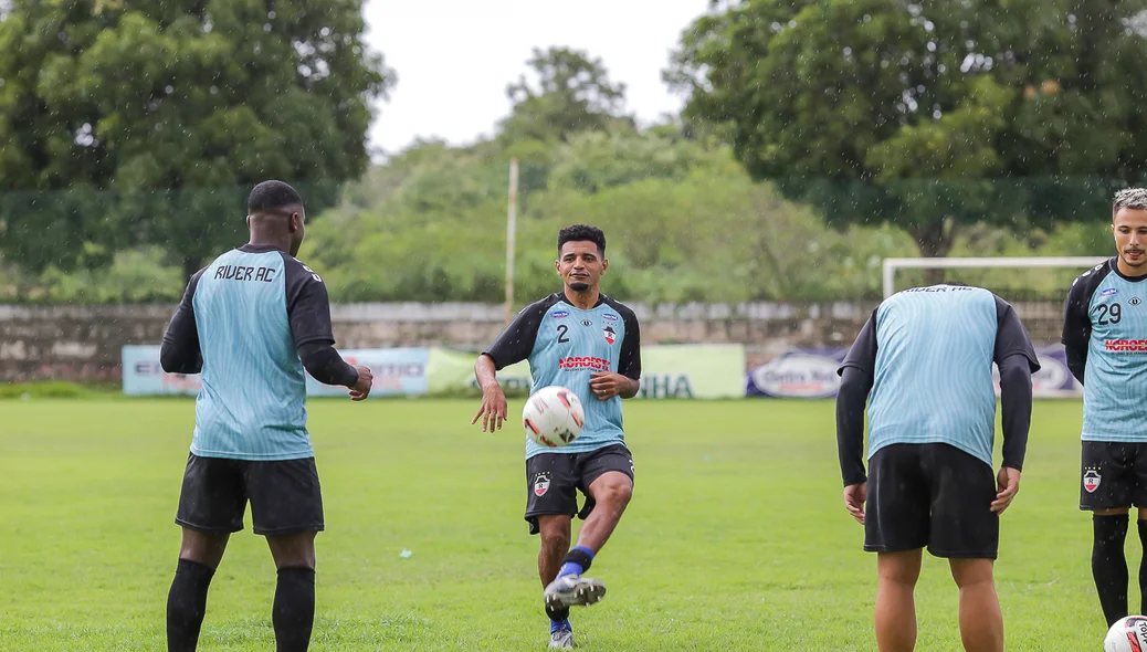 Nininho treinando com a bola