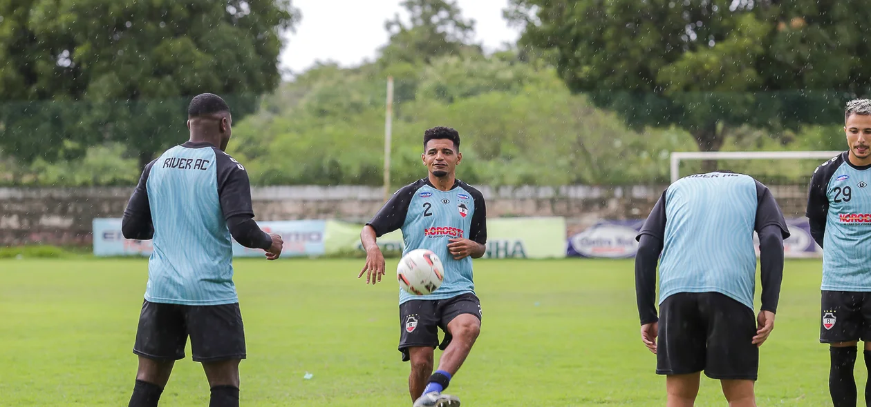Nininho treinando com a bola