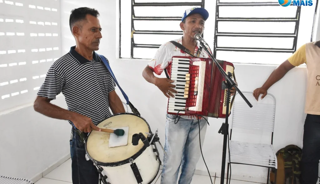 O local teve banda animando os idosos