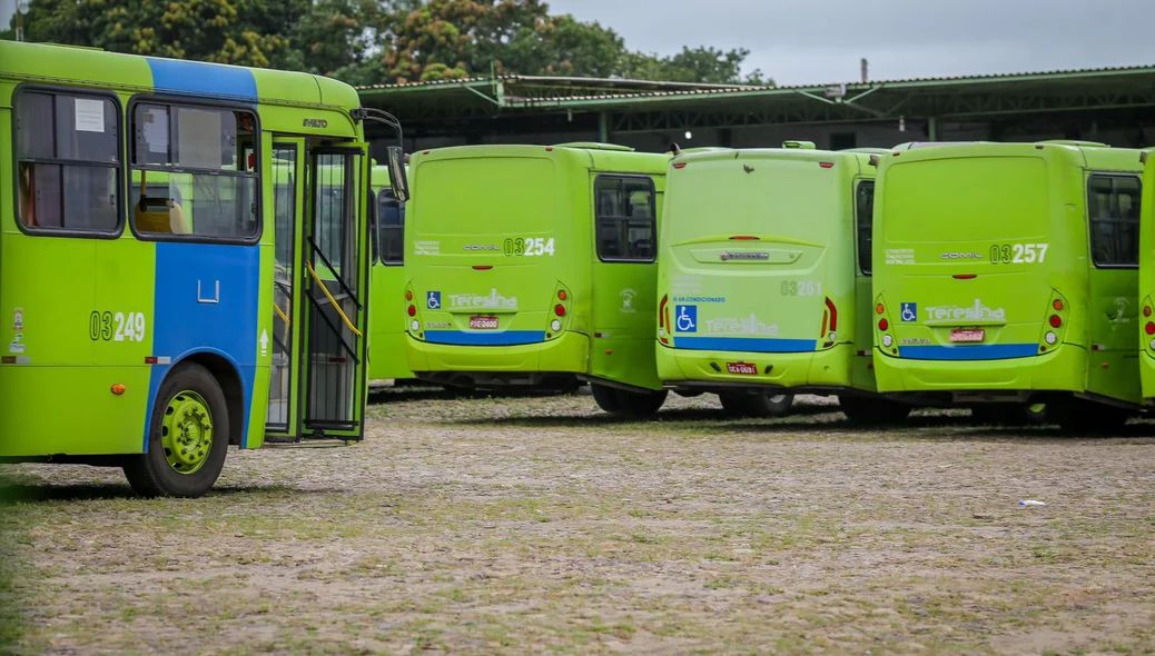 Ônibus parados na garagem