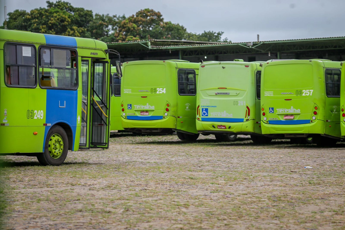 Ônibus parados na garagem