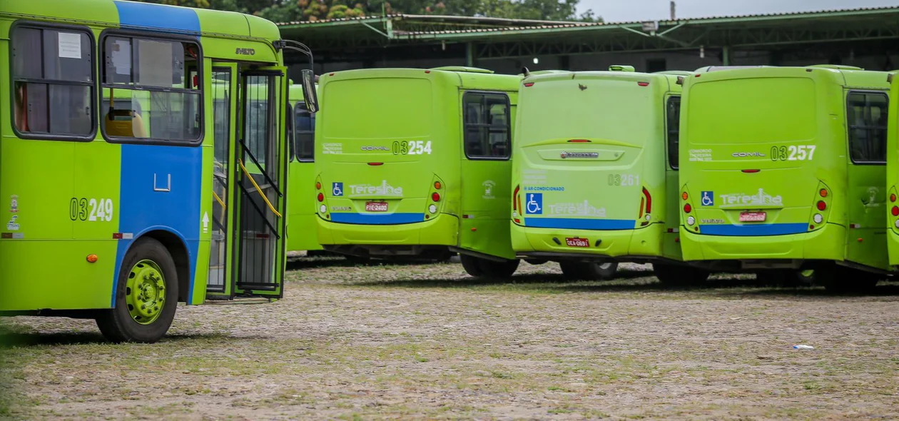Ônibus parados na garagem