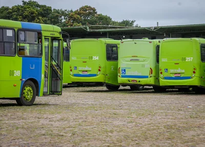 Ônibus parados na garagem