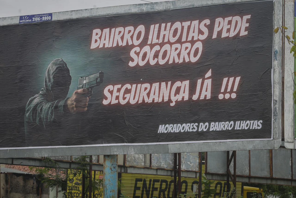 Outdoor localizado na Avenida Higino Cunha, no bairro Ilhotas