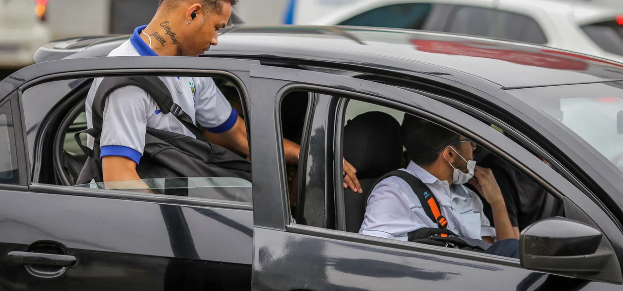 Outra alternativa encontrada foram os motoristas de aplicativo