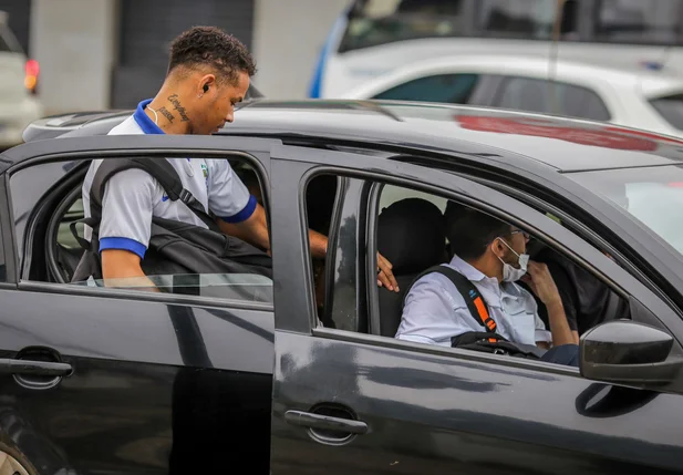 Outra alternativa encontrada foram os motoristas de aplicativo