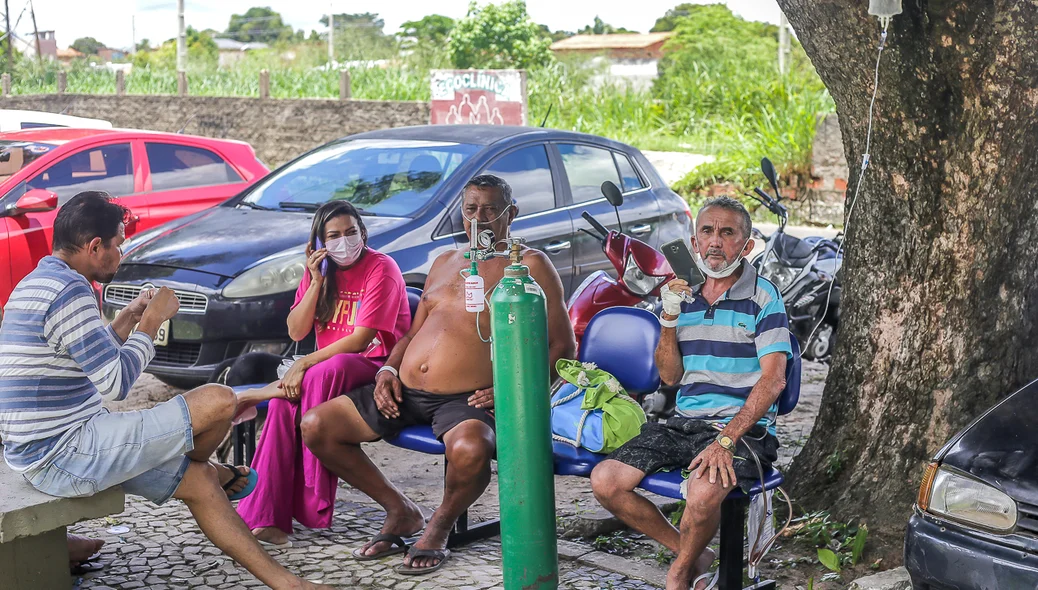 Pacientes foram levados para fora do hospital