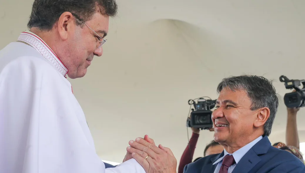 Padre cumprimentando o Ministro Wellington Dias