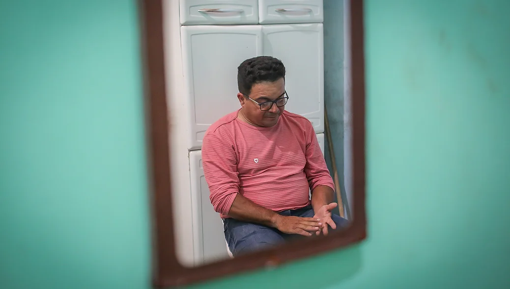Pai do estudante bastante emocionado