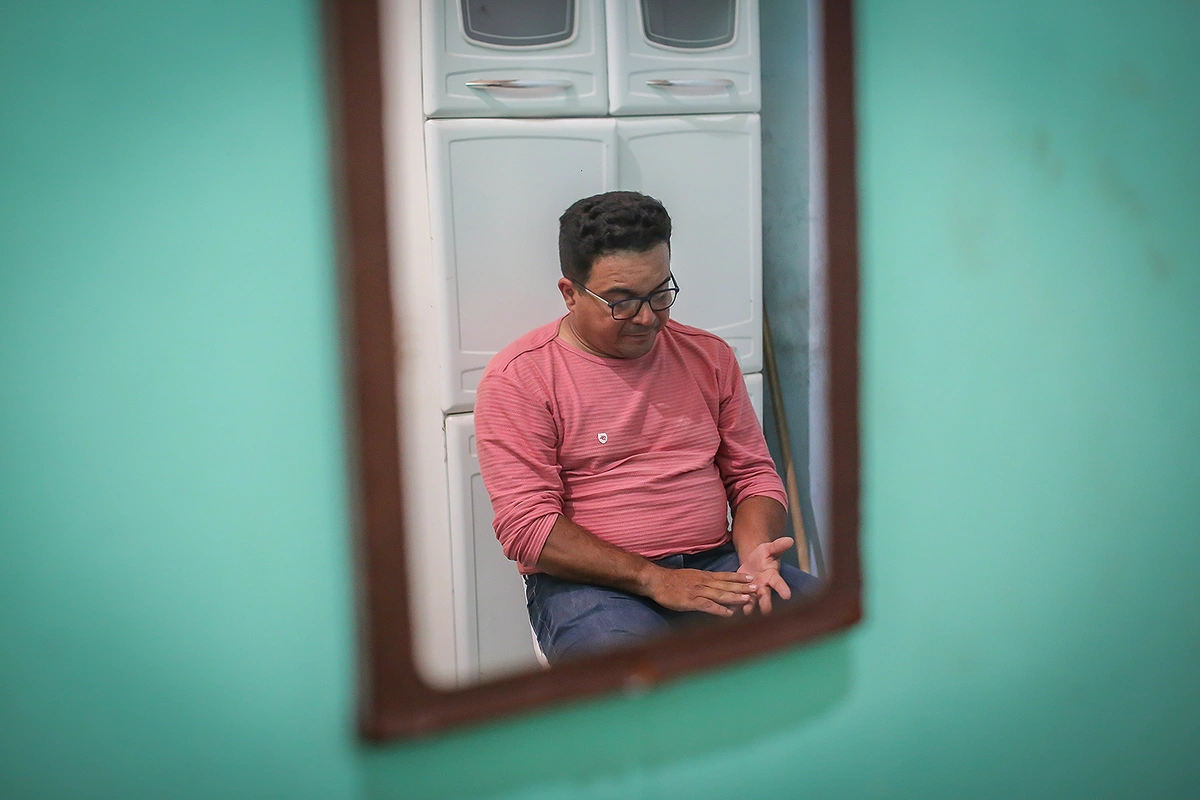 Pai do estudante bastante emocionado