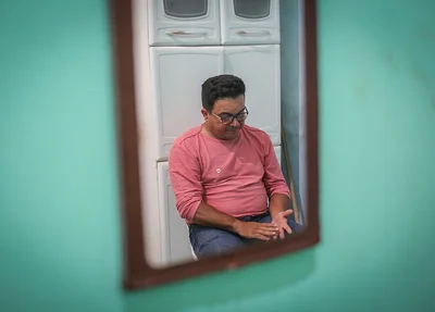 Pai do estudante bastante emocionado