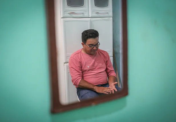 Pai do estudante bastante emocionado
