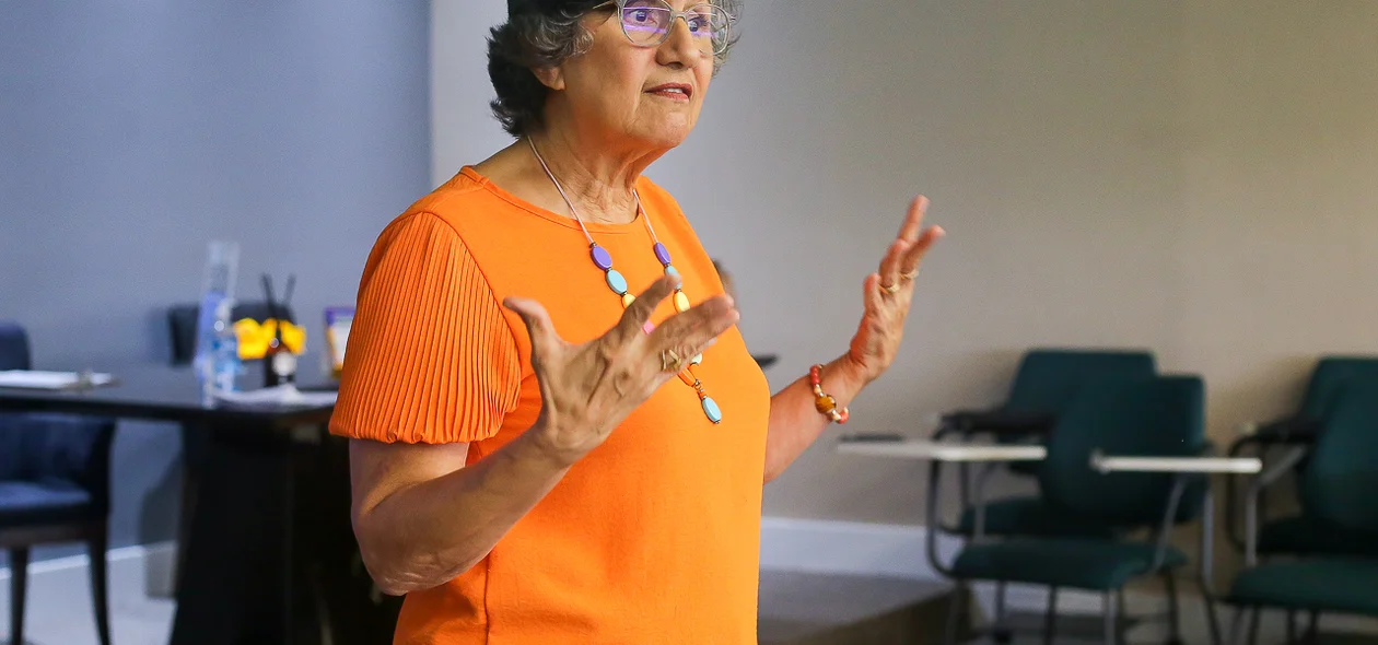 Palestrante explicou a importância do diálogo aos representantes das escolas