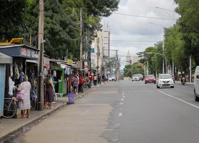 Paradas de ônibus na  Avenida Frei Serafim