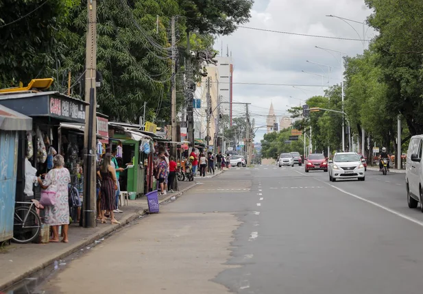 Paradas de ônibus na  Avenida Frei Serafim