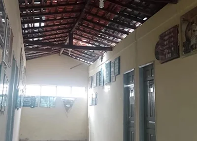 Parte do teto da Uespi que desabou neste sábado (11)