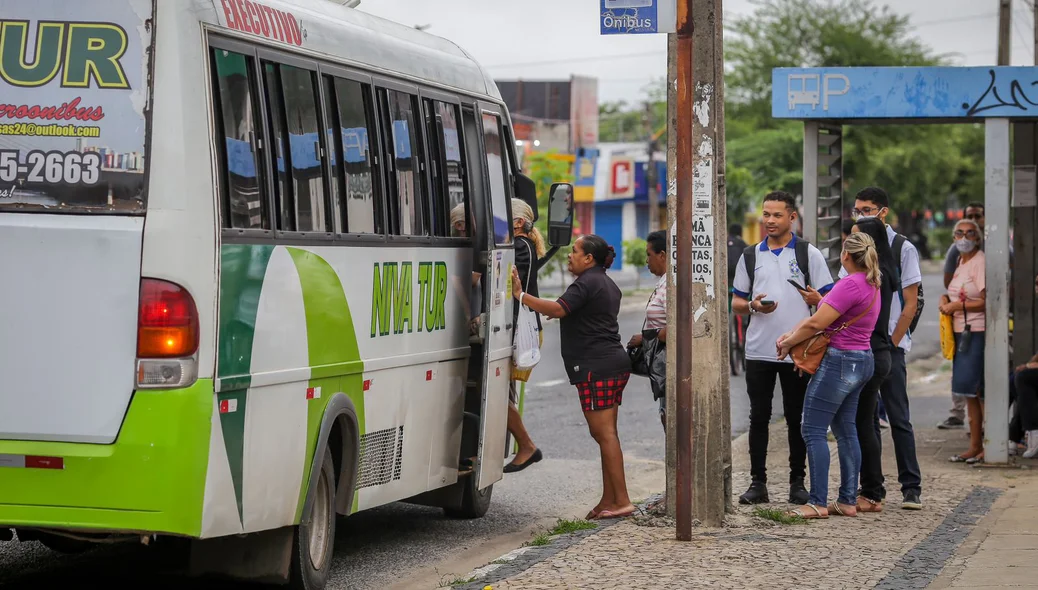 Passageiros a espera de transporte alternativo