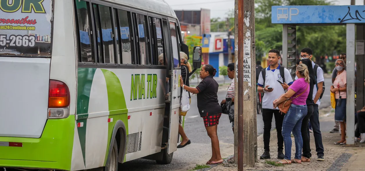 Passageiros a espera de transporte alternativo