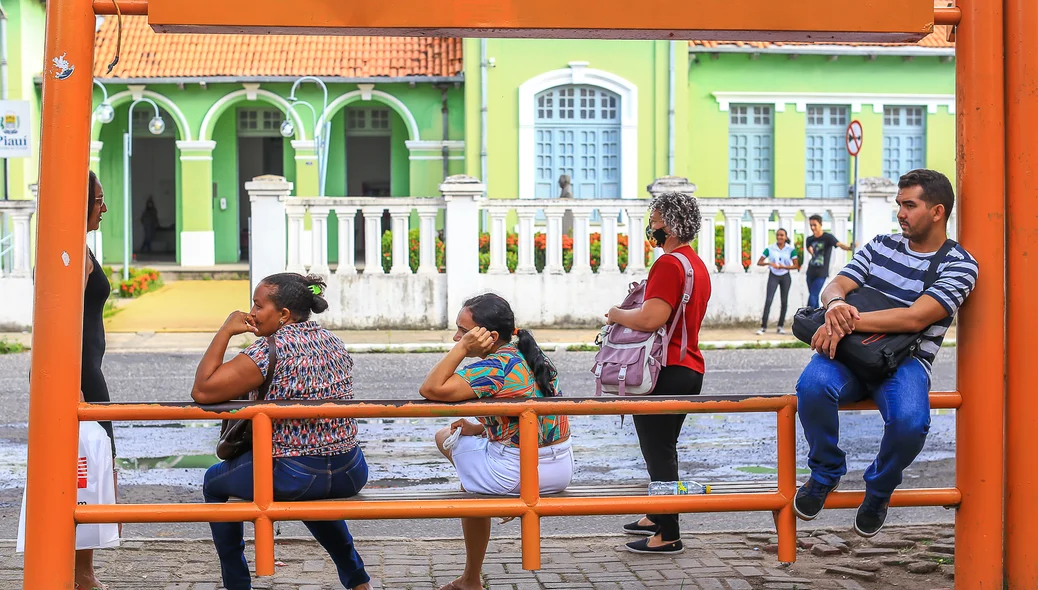 Passageiros na parada de ônibus