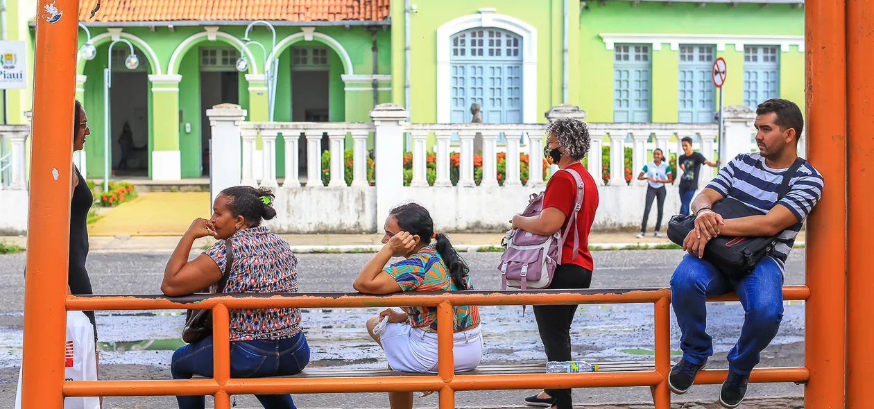 Passageiros na parada de ônibus